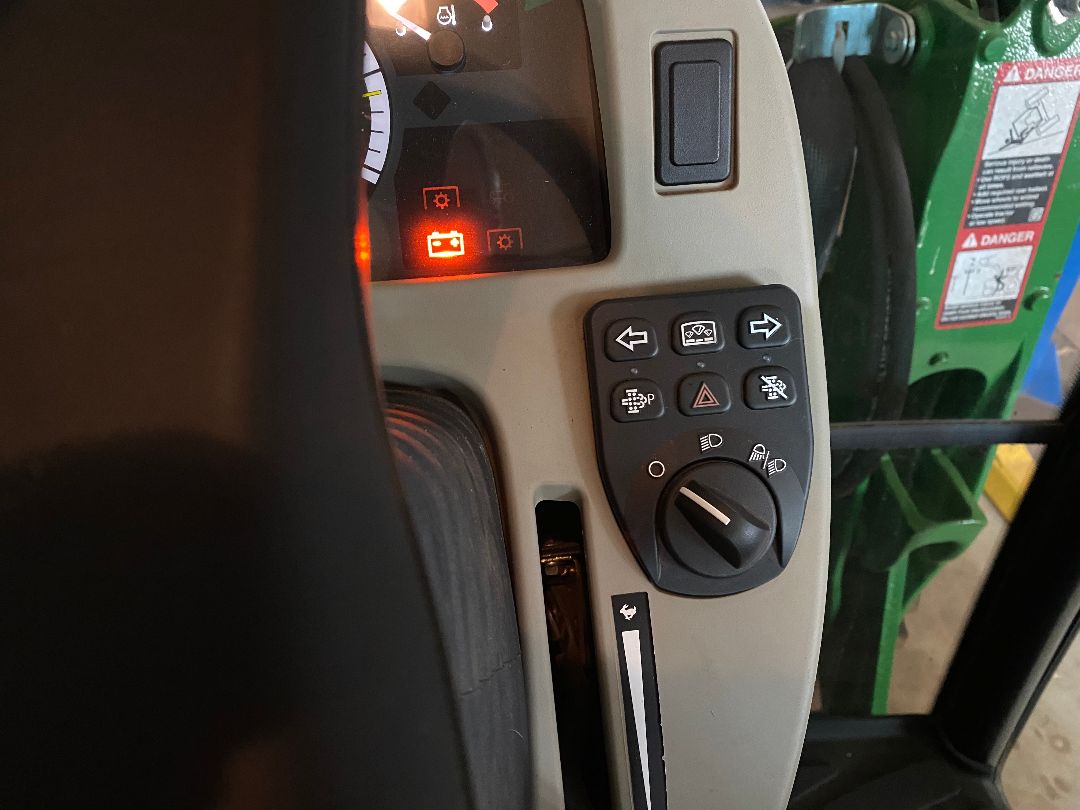 2017 JOHN DEERE 4052R - Image 8